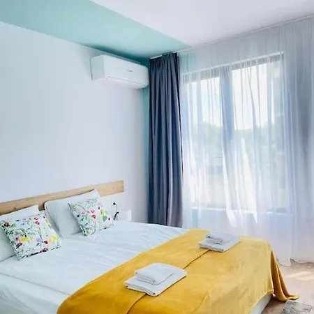 Designer Luxury 1bdr With Parking דירה