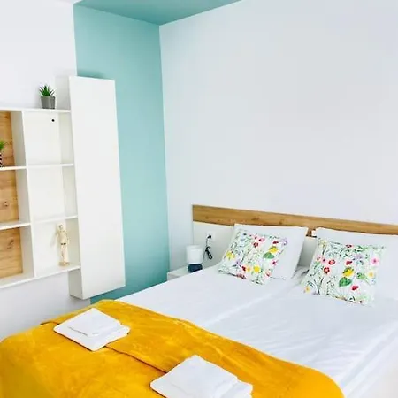 Designer Luxury 1bdr With Parking דירה